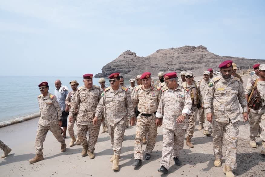 الوزير الداعري يؤكد دعم القوات المسلحة لحماية جزيرة ميون وباب المندب باعتبارهما شريانين رئيسيين للتجارة العالمية