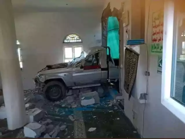 عربة حوثية تهرب من طيران التحالف وتقتحم مسجد وتهدم جداره .. صورة