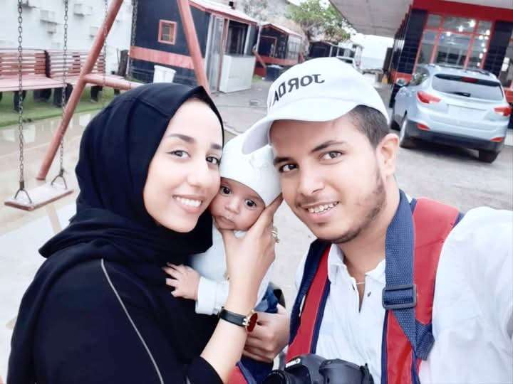 بعد مرور أبع سنوات : صحفي يمني يرثي زوجته بحزن شديد ويبحث عنها في  سطور الرثاء 