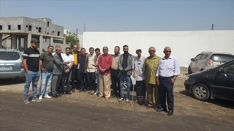 شاهد .. صحفيون يلتفون حول عبدالرحمن انيس امام نيابة الصحافة والمطبوعات تضامناً معه