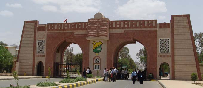 استاذ جامعي يحكي معاناتة  مع الحوثي وينشرها على صفحتة "اصبحنا شحاتين بكل ماتعنية الكلمة... " 