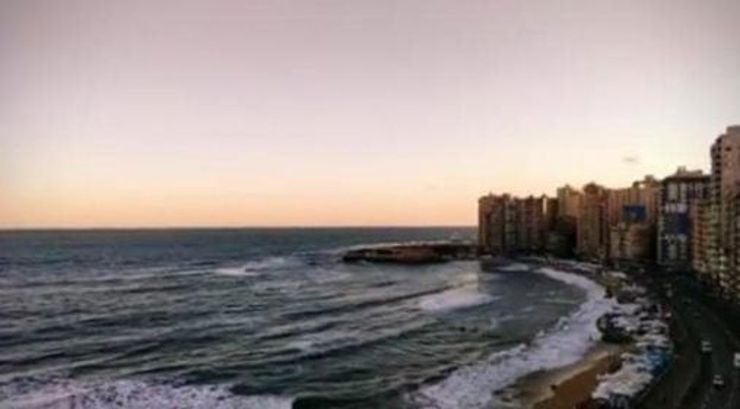 رعب مخيف .. تحول لون البحر إلى الأسود في دولة عربية عقب الزلزال المدمر!