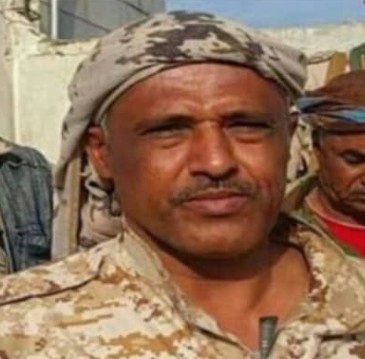 قيادي كبير أوقف إثنين مليار من العملة القديمة كانت في طريقها إلى صنعاء وتم التحفظ عليها في البنك بعدن ولم يكافئة أحد .. الإسم والصورة