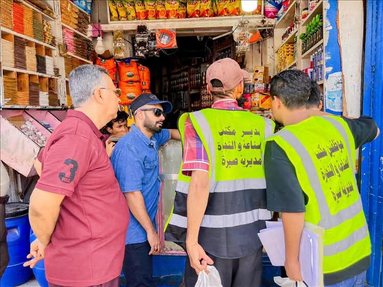 عدن.. ضبط 8 محلات تجارية مخالفة للتسعيرة الرسمية في كريتر