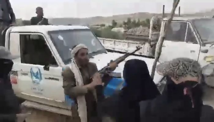 عمران.. مليشيا الحوثي تعتدي على النساء بالرصاص والعصي واعقاب البنادق 