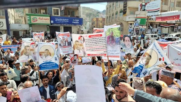 تعز  تواصل التظاهر والاحتجاج ضد الأنفلات الأمني وترعب دعاة الفوضى