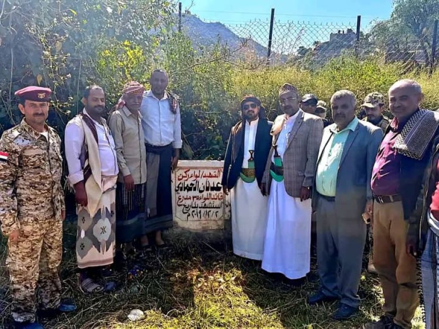 شاهد الشيخ صهيب البركاني أثناء زيارته قبر الشهيد اللواء عدنان الحمادي برفقة قيادات عسكرية ومدنية