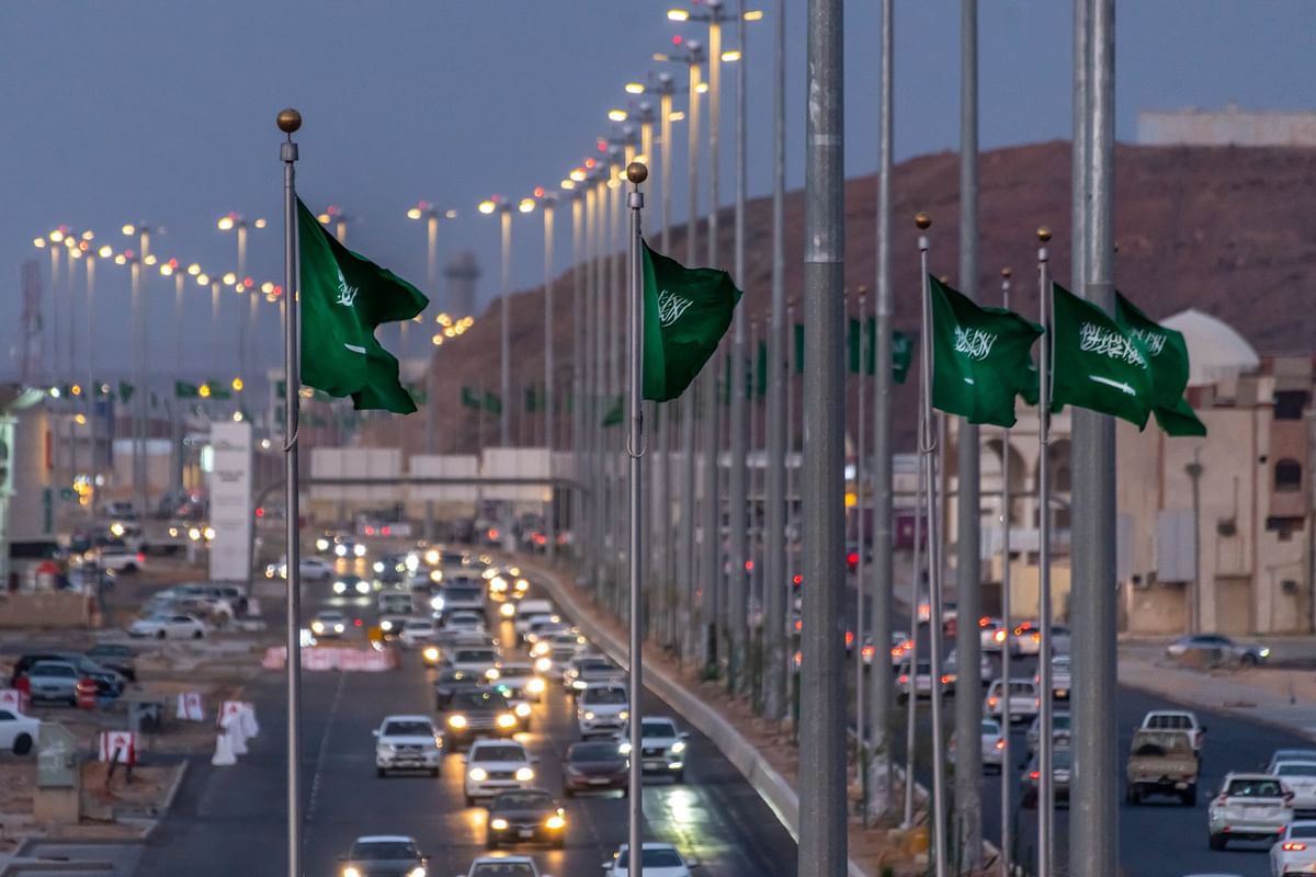 صدمة غير متوقعة للمقيمين في المملكة .. فرض رسوم جديدة لكل من يرغب بتمديد هذه التأشيرة
