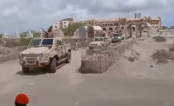 الإنتقالي يدفع بالمزيد من التعزيزات العسكرية إلى حضرموت والمهرة  