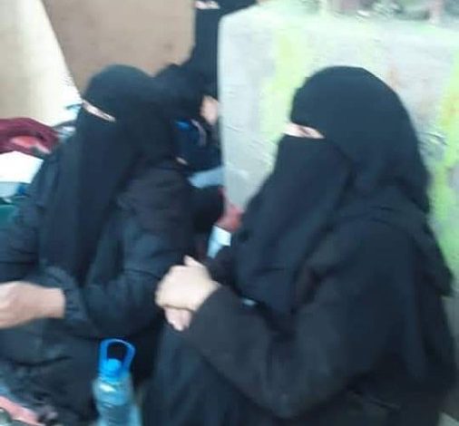 شاهد.. بأمر قيادي حوثي قوة أمنية تطرد أسرة يمنية من منزلها  وتهدمه! 