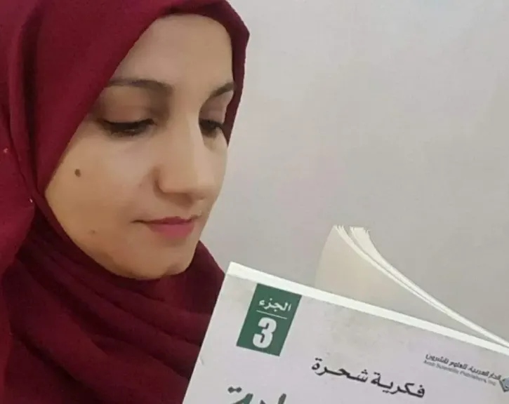 الروائية اليمنية فكرية تشكو طرد ابنتها من مدرسة تابعة لنجل الرئيس العليمي في القاهرة