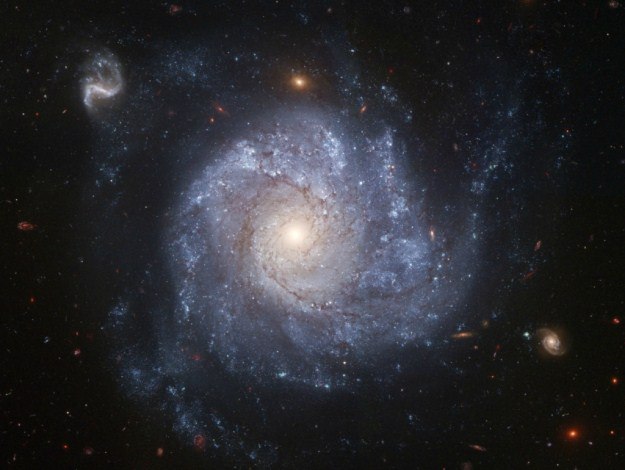 تلسكوب يرصد أوضح صورة لمجرة بعيدة تشبه درب التبانة