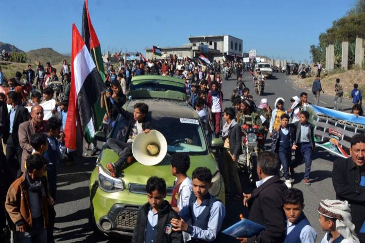مليشيا الحوثي متهمين بخطف المراهقين في