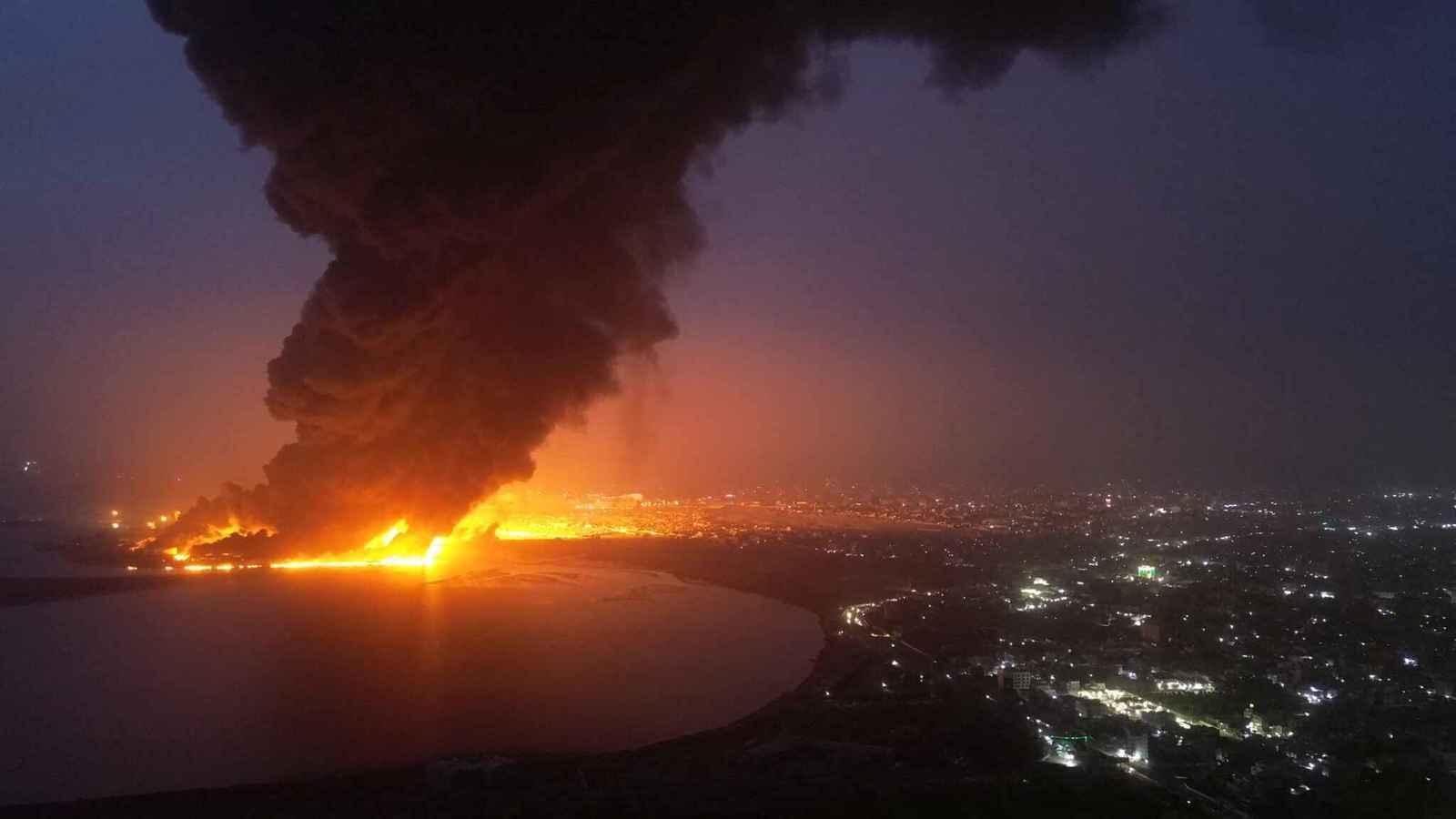 تفاصيل الانفجارات العنيفة التي استهدفت ميناء رأس عيسى في الحديدة الليلة