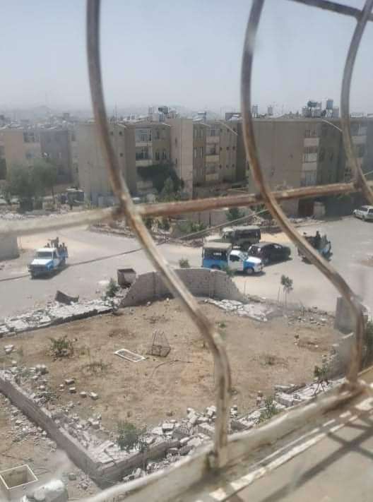 شاهد بالصور ..سكان في صنعاء يتحدون قيادي حوثي ويهدمون السور