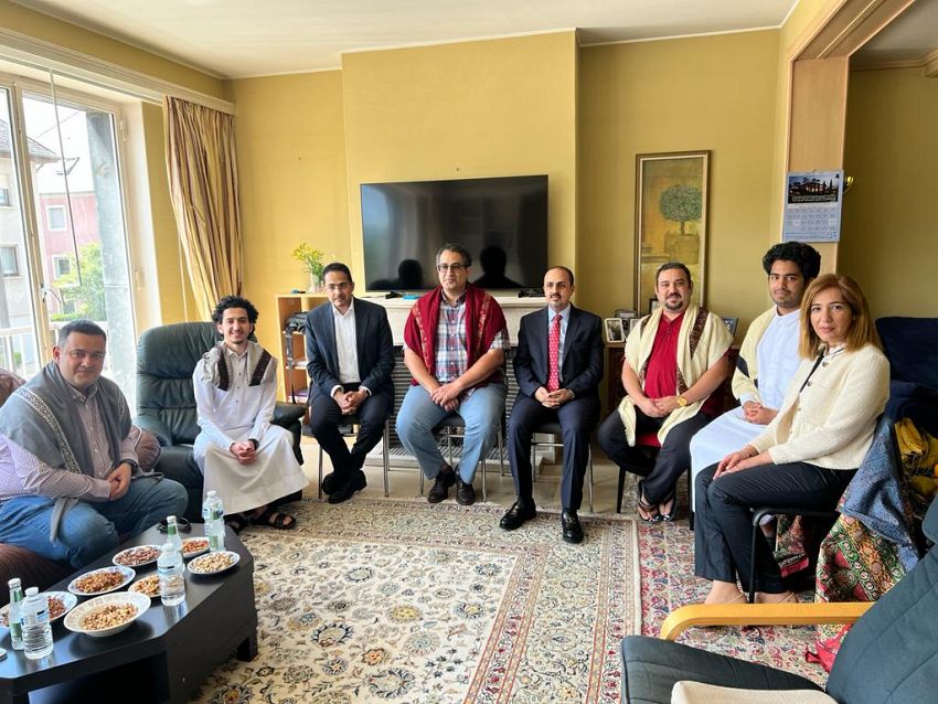 الوزير الارياني يزور عائلات يمنية من البهائيين الذين هجرتهم مليشيا الحوثي ويجدد ادانة الحكومة لهذه الجريمة