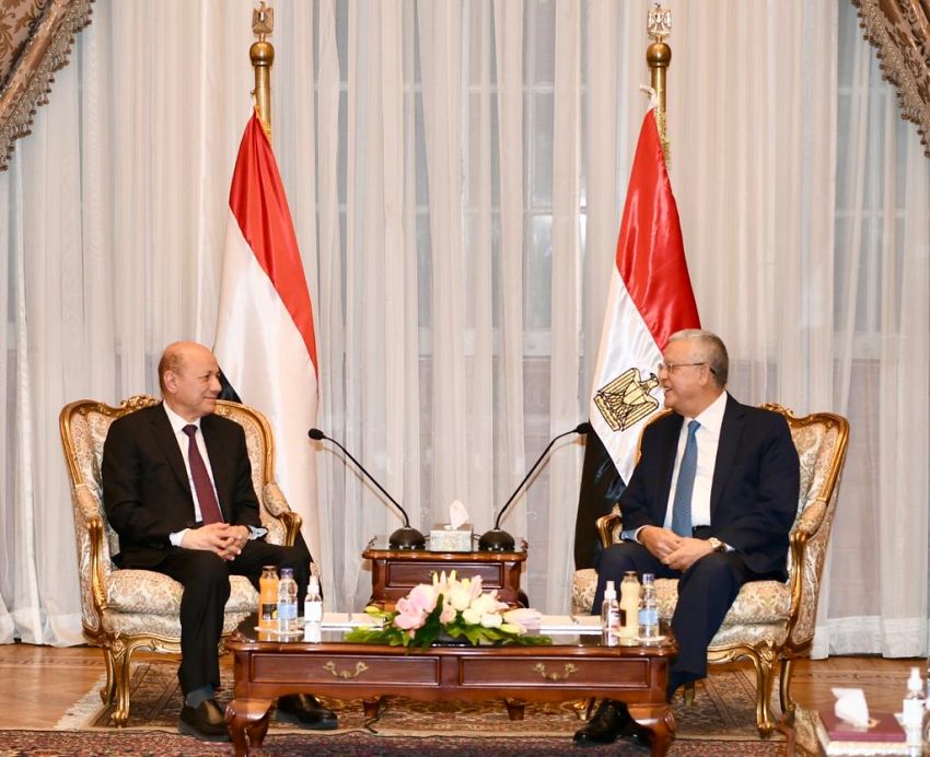 الرئيس رشاد العليمي يزور مجلس النواب المصري ويدعو الى مناصرة برلمانية عربية واسعة لمشروع استعادة الدولة