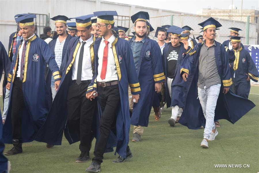 طلاب جامعيين في صنعاء يشنون جام غضبهم بعد قرار منع حفلات التخرج