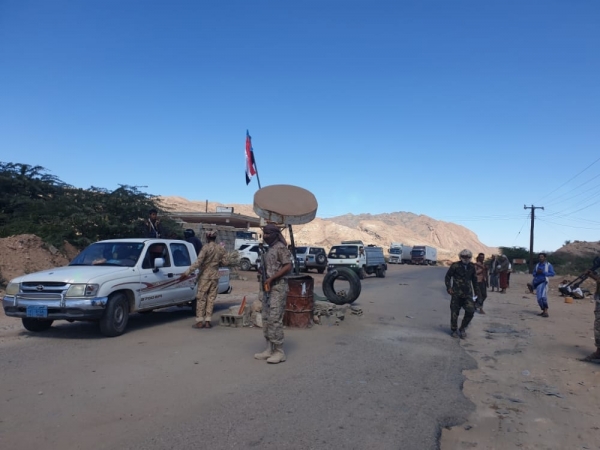 عملية تفتيش سيارة تقل نساء وأطفال في نقطة أمنية تسفر عن اشتباكات عنيفة في شبوة
