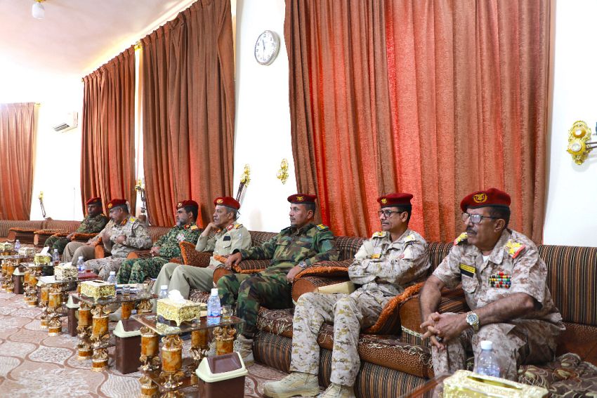اللواء البحسني يناقش مع قادة المنطقة العسكرية الثانية تطوير ادائها