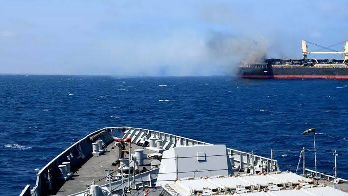 المبعوث الأممي يصدر بيانا جديدا بشأن استهداف مليشيا الحوثي سفينتين في البحر الأحمر