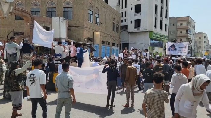 تنديدا بالحلول الترقيعية التي تنتهجها السلطة المحلية.. : تظاهرة شعبية حاشدة في تعز احتجاجا على تفاقم أزمة المياه