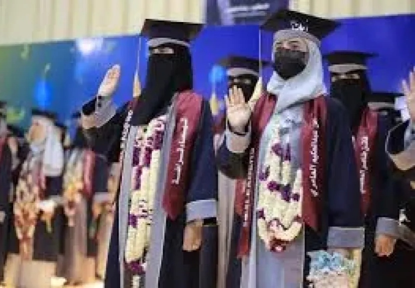 قام بتفتيش والتدقيق في ملابسهن..  : عنصر حوثي مسلح يقتحم حفل تخرج طالبات من جامعة إب دون مبرر