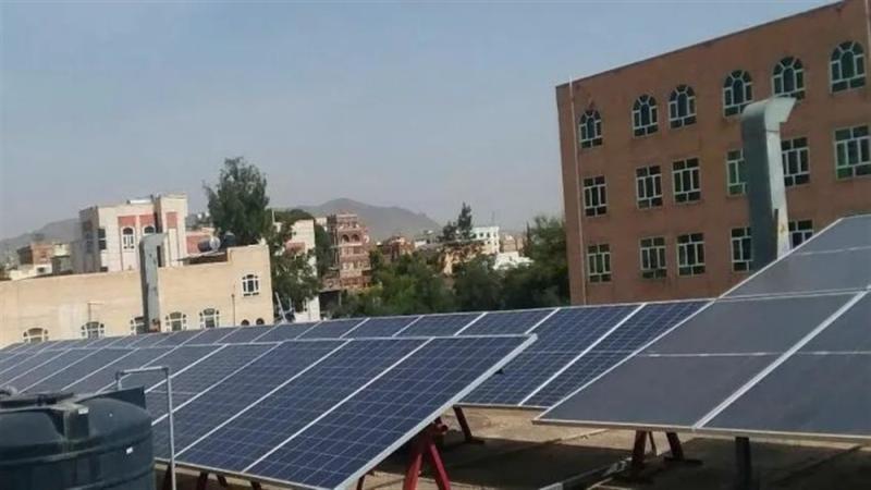 مليشيا الحوثي تؤجر أسطح المدارس الحكومية لتجار الطاقة الشمسية بمبالغ خيالية.. 
