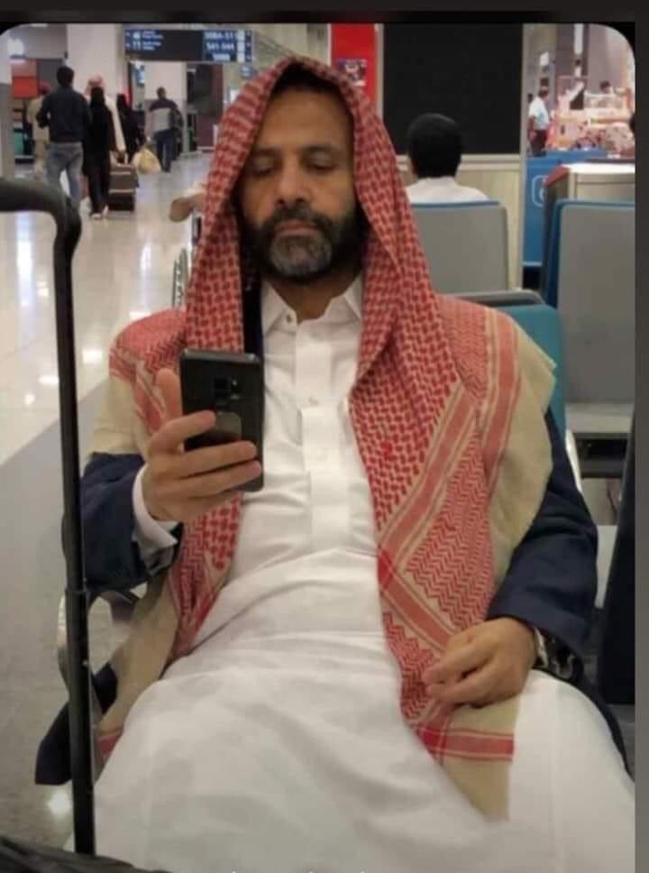 شاهد آخر صورة للشيخ حميد الأحمر وكيف ظهر في أحدى المطارات وحيداً بدون مرافقين 