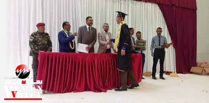 احد الخريجين يكُرم قيادات في رئاسة الانتقالي وعميد كلية الضالع الجامعية بطريقته .. وماذا علق عليه العميد عبدالله مهدي ؟
