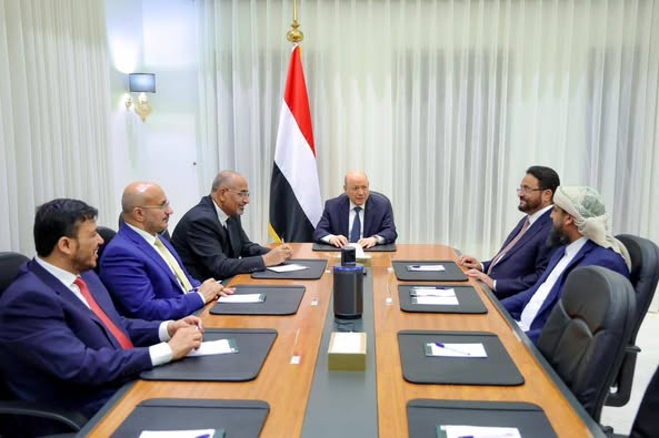 مجلس القيادة الرئاسي اليمني يؤكد التزامه الكامل بمبدأ الشراكة في ضوء مرجعيات المرحلة الانتقالية