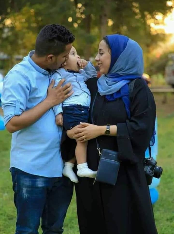 كلمات حزينه تدمي القلوب قالها الصحفي محمود العتمي عقب تفجير سيارته بعدن واستشهاد زوجته