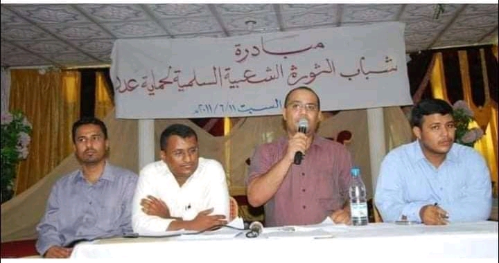 صورة تجمع مدير مكتب رئيس الجمهورية ووزير بالحكومة الجديدة ووزير سابق وأحد الكادحين في عدن والغريب بالمناسبة التي جمعتهم؟