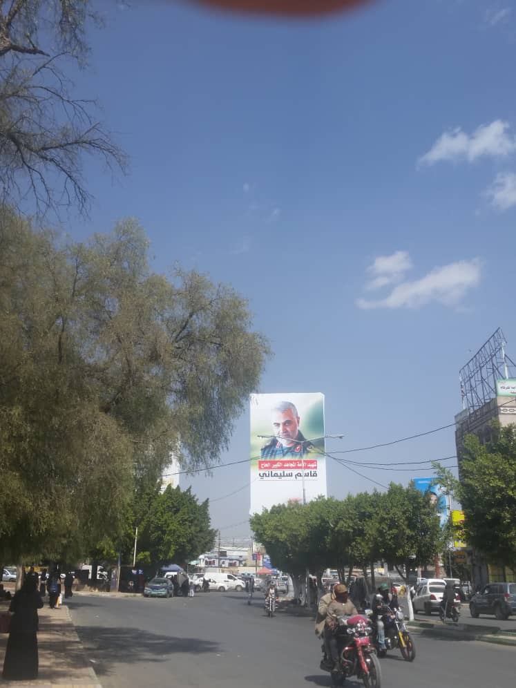 شاهد صورة ضخمة لقاسم سليماني في شوارع صنعاء وإسقاط صور زعيم جماعة الحوثيين