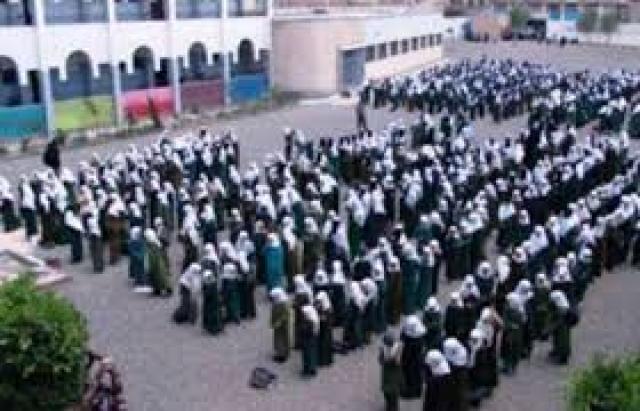 موقف بطولي لطالبات مدرسة في العاصمة صنعاء لاجبارهن على هذا الشي ويقومين برفض! 