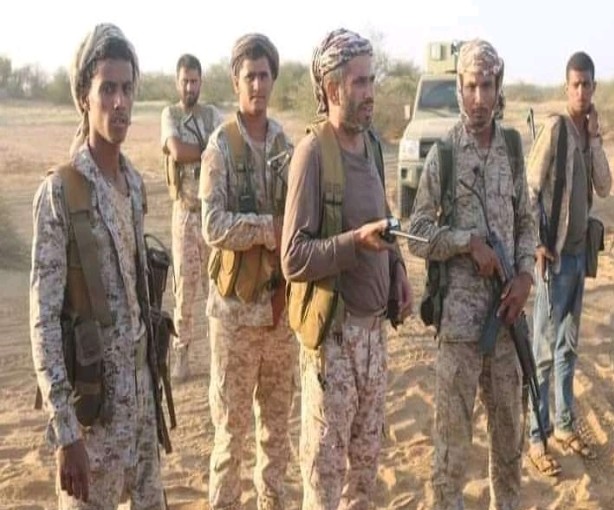 عاجل : قائد عسكري يطلق عملية تحرير مدينة عبس في حجة متقدماً الصفوف .. صورة