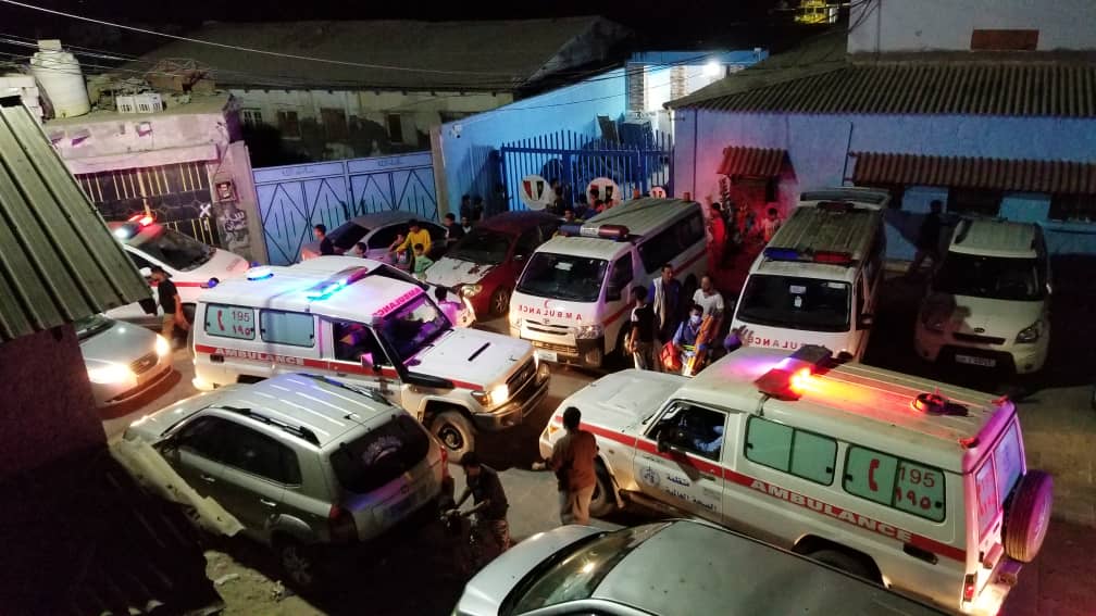 الطواقم البحرية تنقذ بحارة الزعيمة الهندية المحترقة بميناء عدن