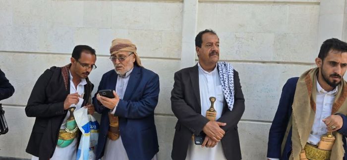 مشائخ إب ينفذون وقفة احتجاجية في صنعاء للمطالبة بمحاكمة قتلة الشيخ صادق أبو شعر