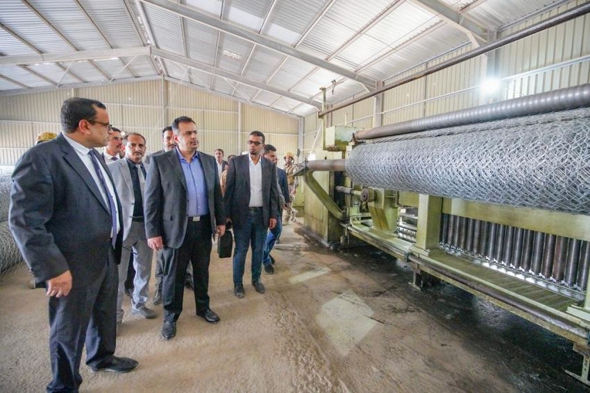 شاهد بالصور ..معين عبدالملك يتفقد عدد من المصانع والمؤسسات والهيئات الزراعية والسمكية في عدن