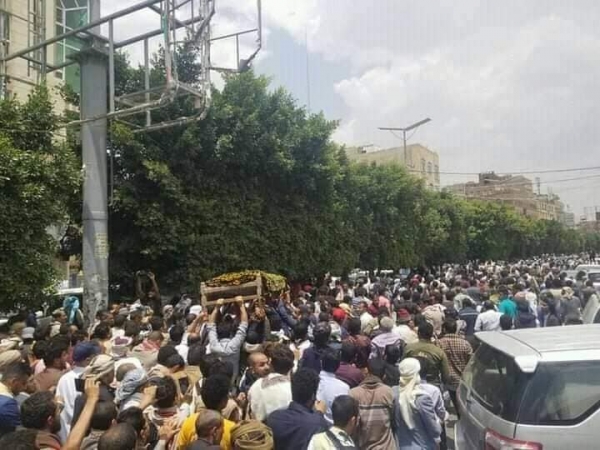 شاهد كيف رد اليمنيون على الحوثيون في جنازة القاضي العمراني بصنعاء