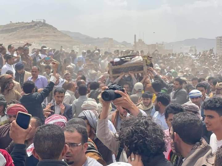 لن تتسع صنعاء للمشيعين إذا تأخر تشييع جنازة القاضي العمراني ليوم .. لهذا السبب .. صورة
