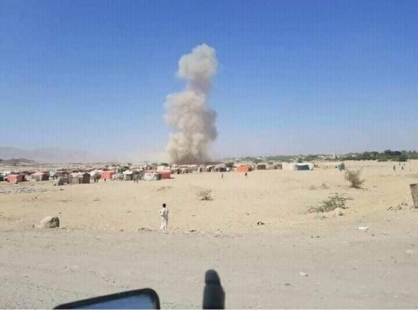 في جريمة بشعة.. مليشيا الحوثي تستهدف تجمعات للنازحين بصاروخين بالستيين بهذه المدينة