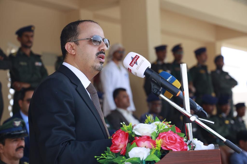 شاهد صور للارياني والبحسني وهما يشهدان  العرض العسكري لمنتسبي كلية الشرطة بالمكلا في حضرموت