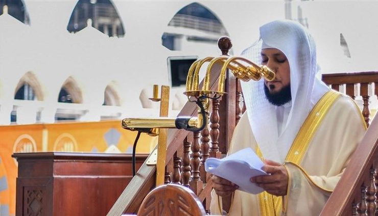 ماهر المعيقلي يتعرض لوعكة أثناء صلاة الجمعة بالحرم المكي.. والسديس يتدخل! (تابع التفاصيل)