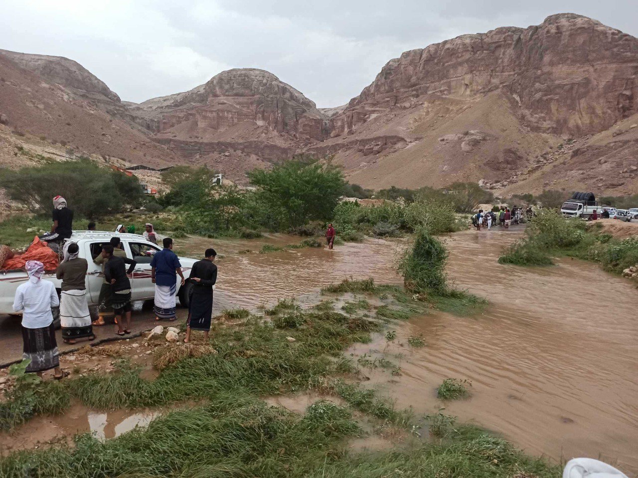 أمطار غزيرة تقطع الطريق الدولي بإحدى المحافظات اليمنية! (تفاصيل)