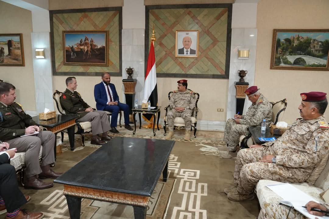 وزير الدفاع اليمني يبحث مع الملحق العسكري الأمريكي جهود مكافحة التهريب