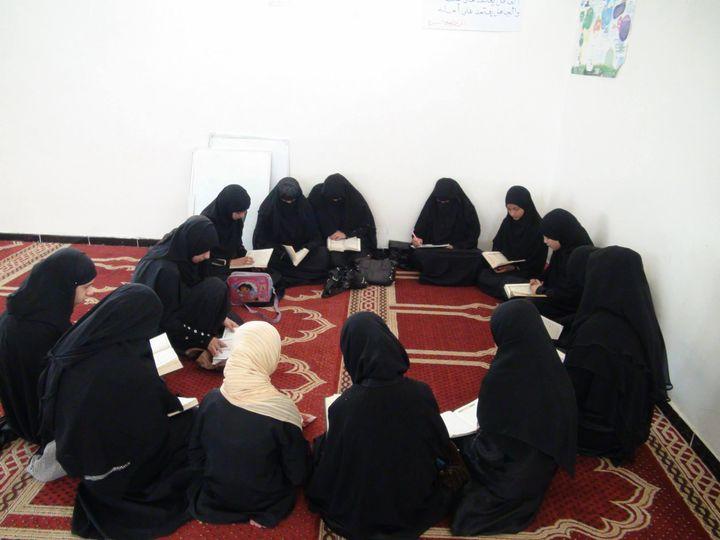 اطقم عسكرية تابعة للحوثيين تداهم مركز لحفظ القرآن في ريمة وتقوم بإغلاقه بالقوة