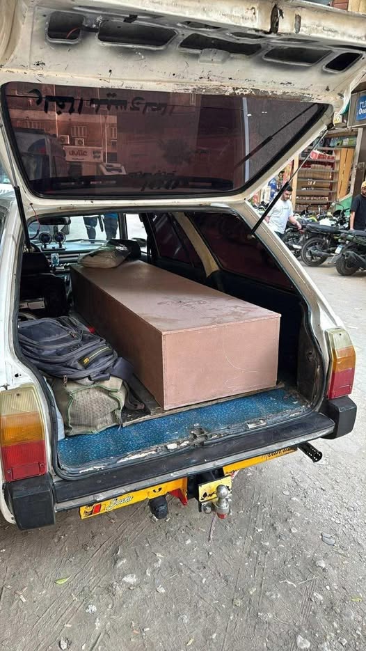الفنان علي عنبة ذهب الى مصر على قدمية وعاد في تابوت .. شاهد صورة لجثمانه أثناء نقله للمطار ؟