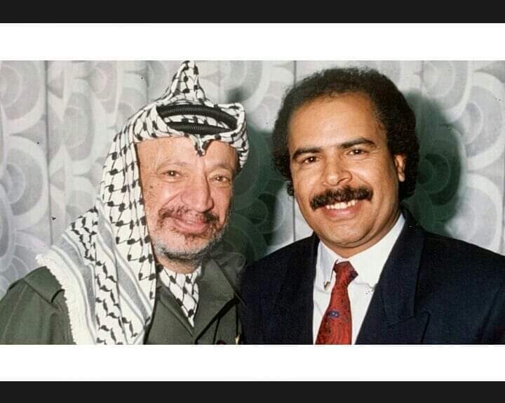 مذيع يمني شهير أصبح يعمل في قناة عالمية يظهر في صورة نادرة وقديمة مع الرئيس الراحل ياسر عرفات