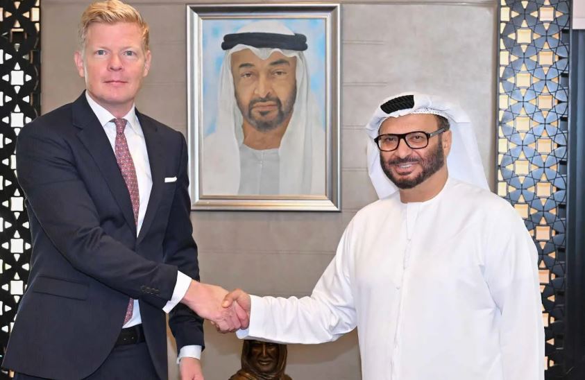 المستشار الدبلوماسي لرئيس دولة الإمارات  يلتقي المبعوث الأممي إلى اليمن